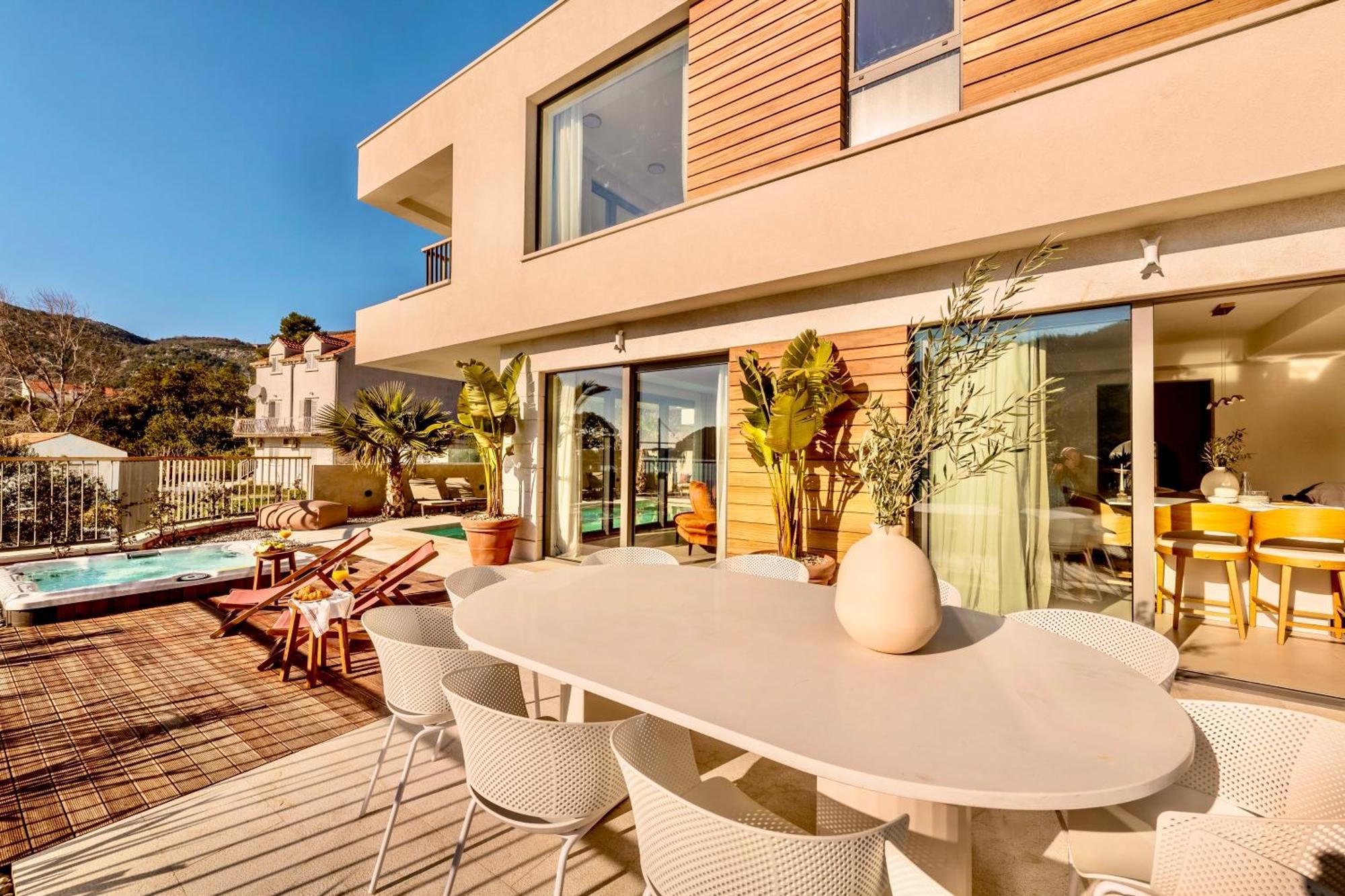 & - Of 5 Star Vila