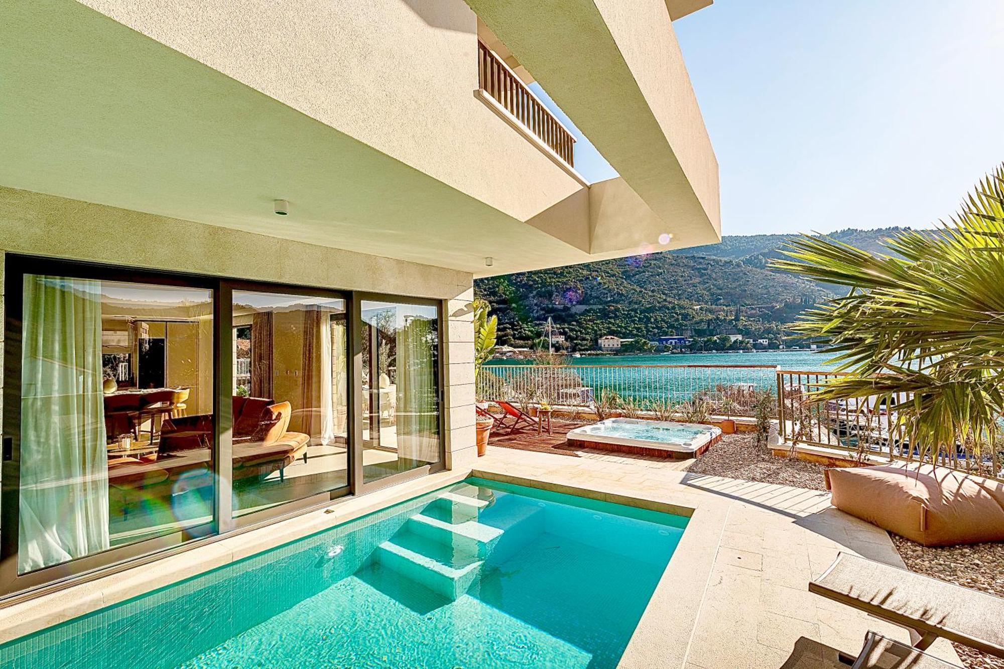 & - Of 5 Star Vila