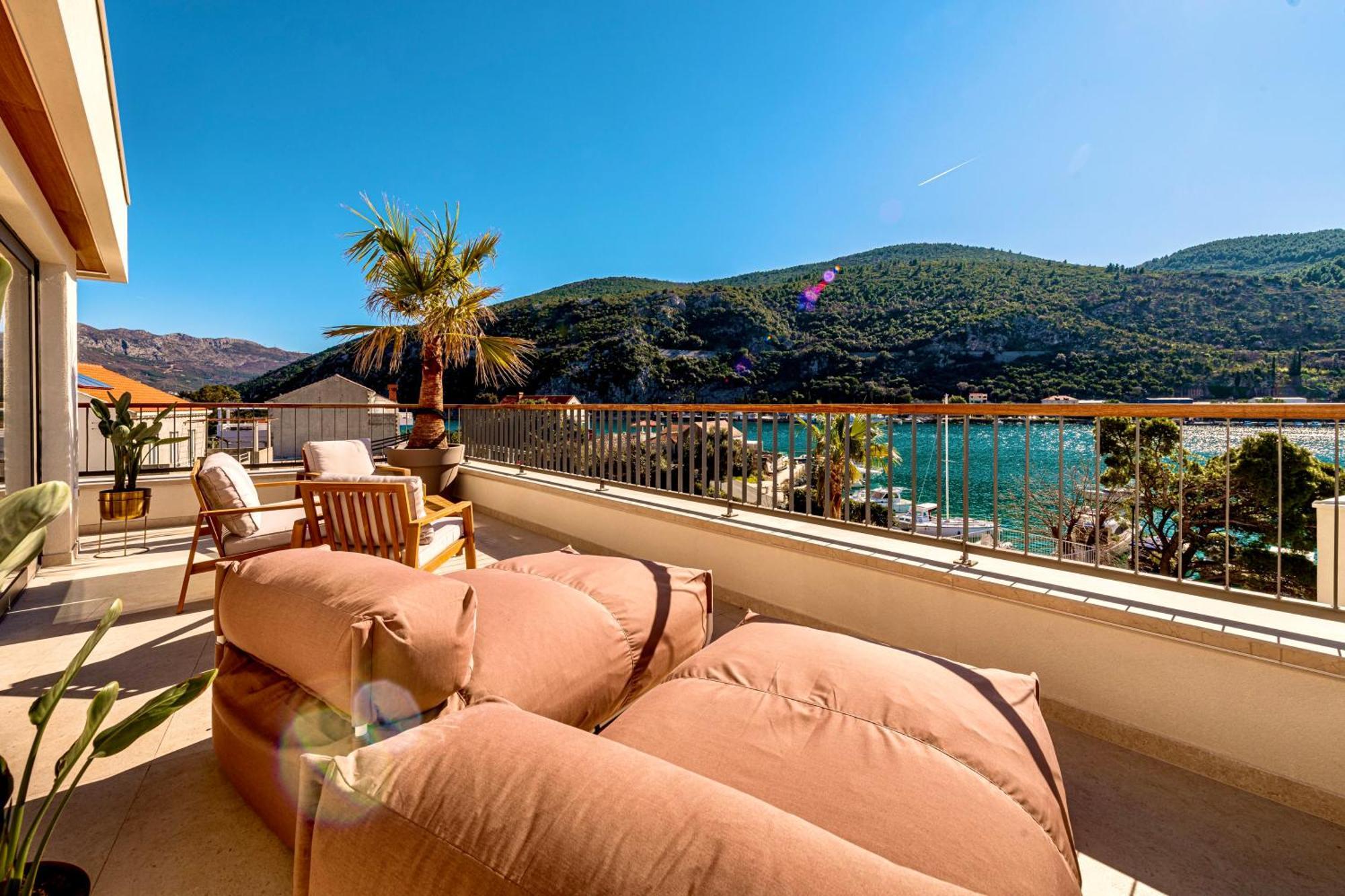 & - Of 5 Star Vila