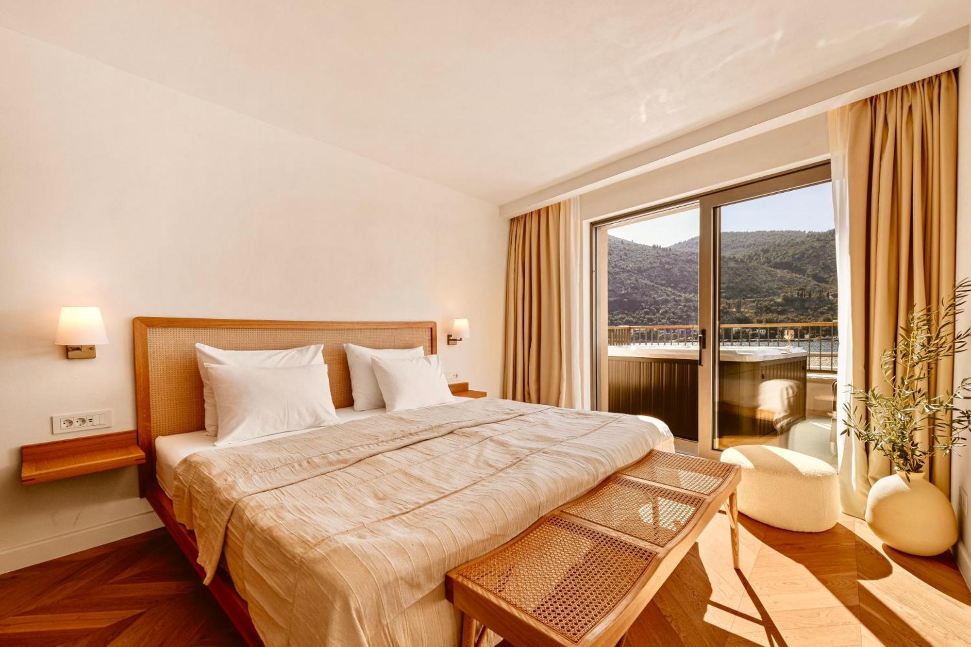 & - Of 5 Star Vila