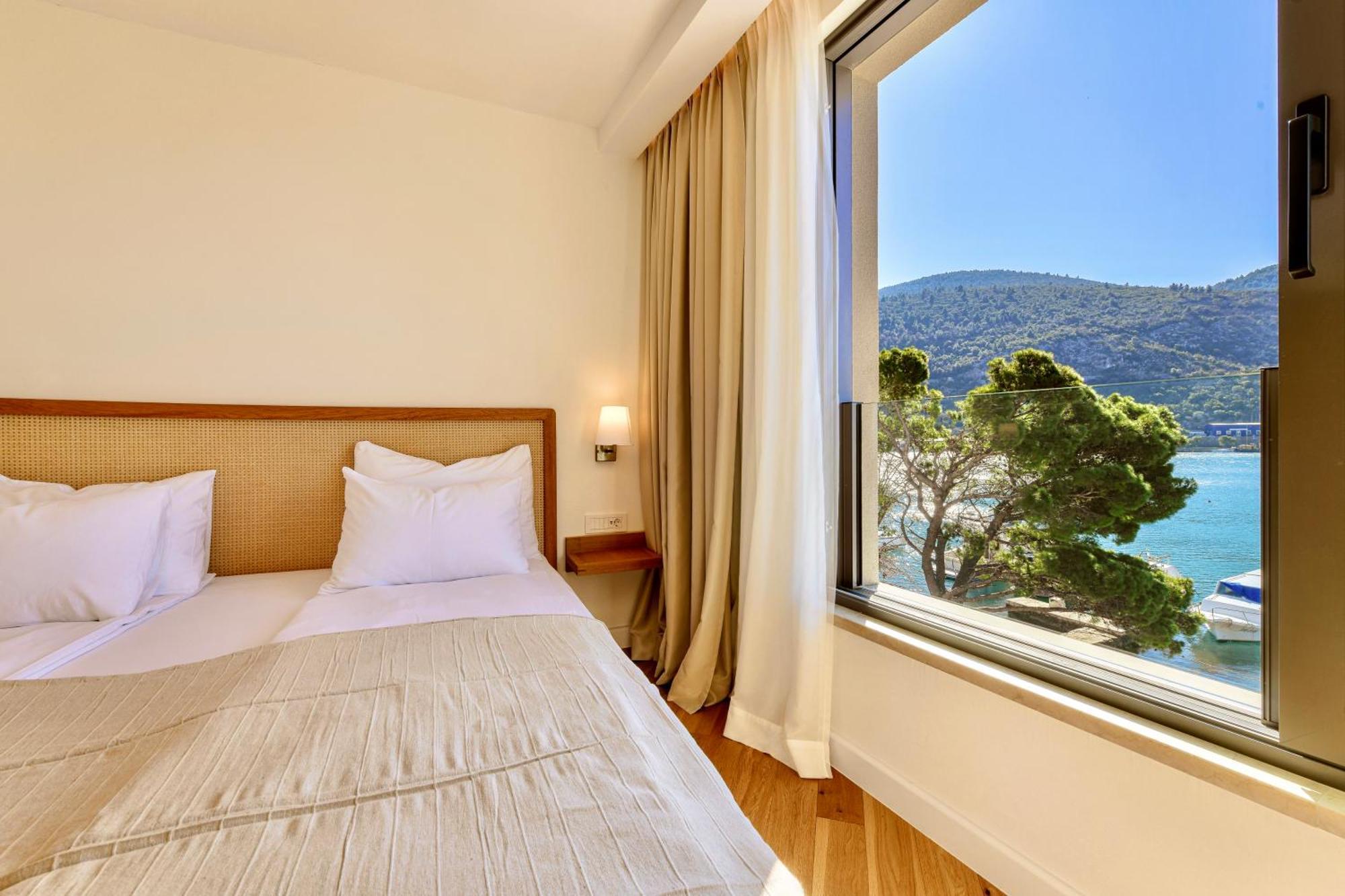 & - Of 5 Star Vila